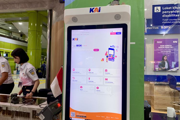 Loket Box untuk cetak tiket kereta fisik di Stasiun Gambir, Jakarta Pusat, Kamis (27/11/2025).