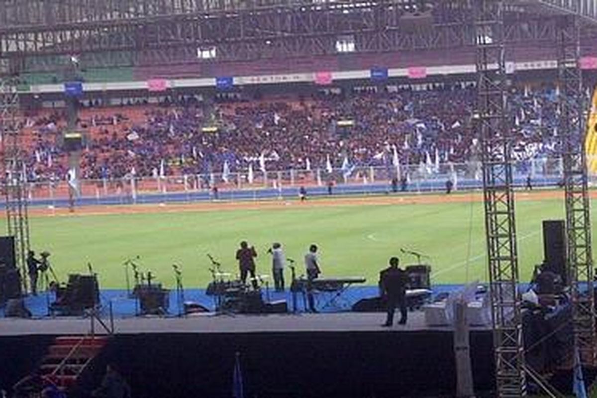 Tampil pertama menghibur para buruh di Stadion Gelora Bung Karno, Selasa (1/5/2012), Trio Srimulat berhasil membuat para buruh bergelak-gelak.