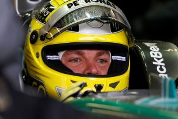 Pebalap Mercedes dari Jerman, Nico Rosberg, bersiap di dalam mobilnya saat sesi latihan bebas pertama GP Inggris di Sirkuit Silverstone, Jumat (28/6/2013).