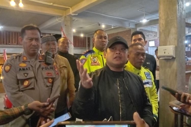 Kapolres Mojokerto AKBP Wahyudi menyampaikan perkembangan penanganan kecelakaan truk tangki saat berlangsung acara karnaval di Kecamatan Pacet, Kabupaten Mojokerto, Jawa Timur, Kamis (24/8/2023) malam.