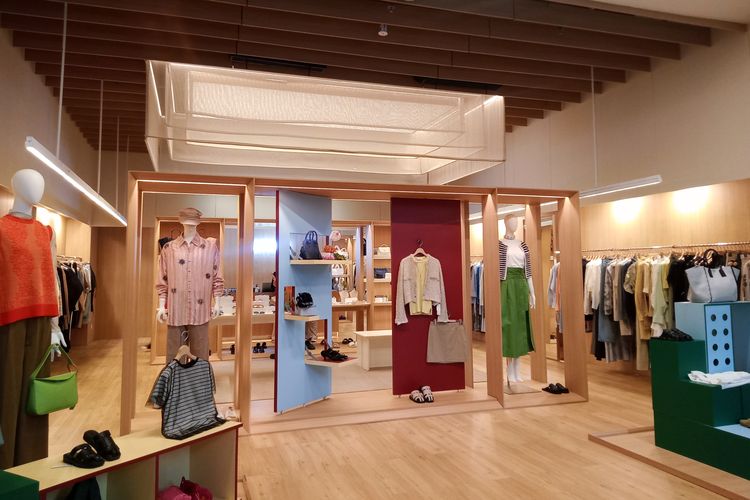 Lumine menghadirkan koleksi terbaru yang membawa esensi pakaian khas Jepang yang minimalis namun tetap modern di pop up store Ashta District 8.