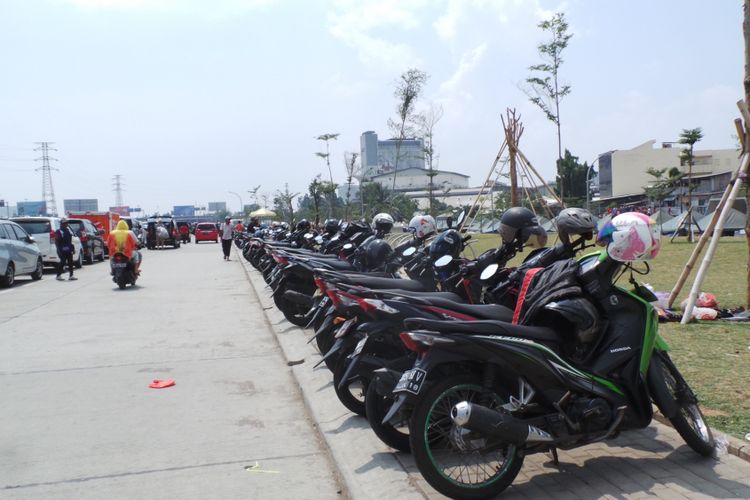 Parkir sepeda motor di Jalan Kepanduan II, Kalijodo, Jakarta Barat, Senin (24/4/2017).