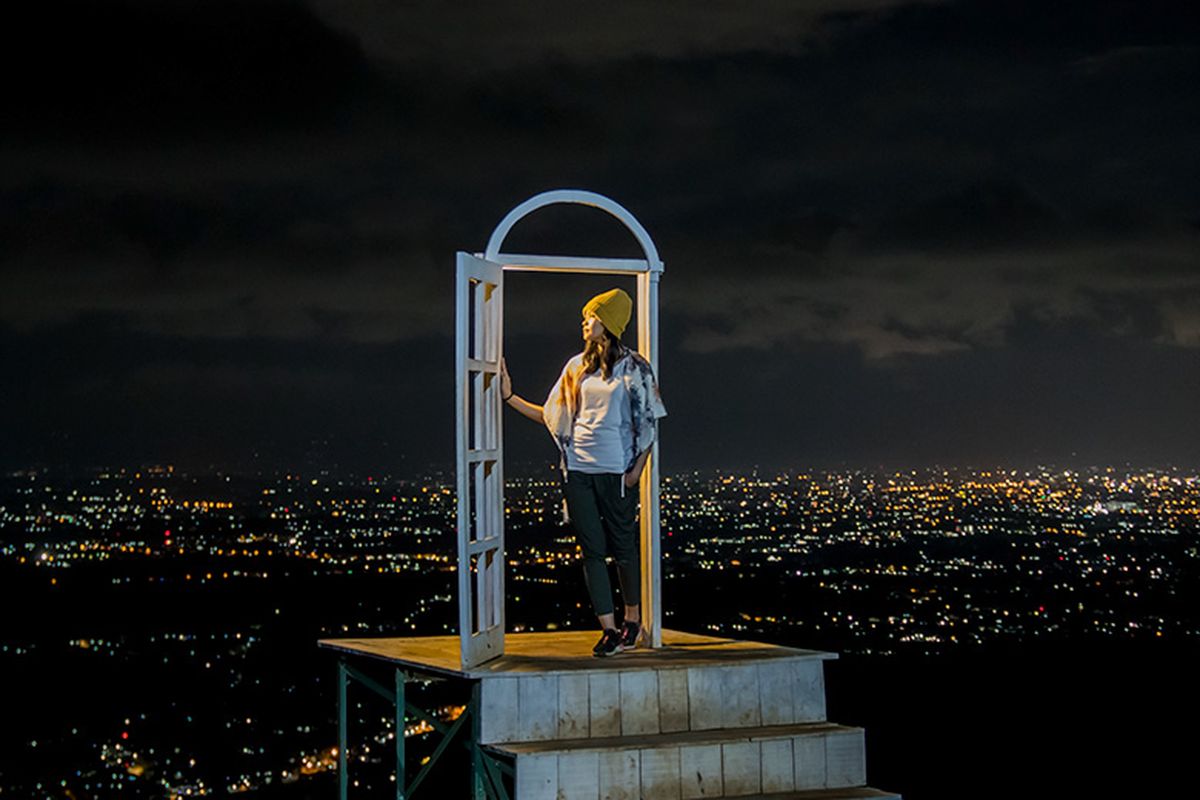 Foto Malam di Pintu Langit Dahromo, Bantul, salah satu tempat wisata malam di Yogyakarta.