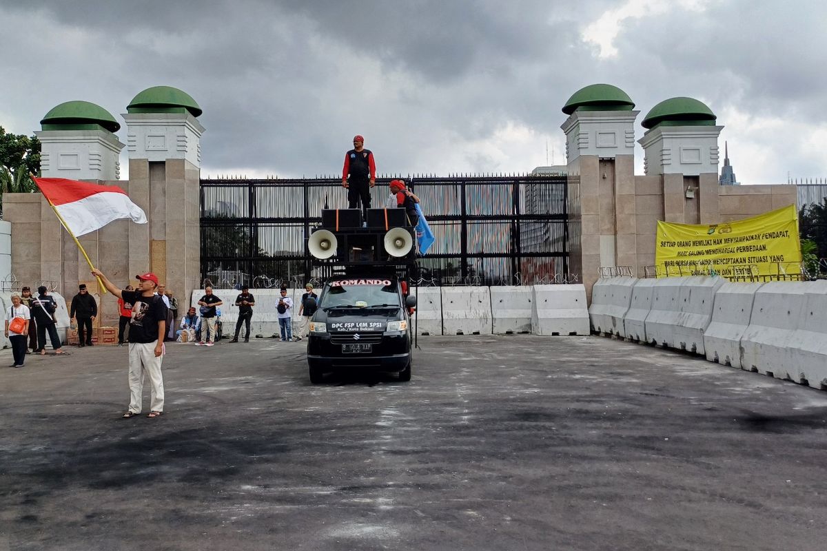 Mobil komando buruh dari Bekasi berada di depan Gedung DPR RI, Jalan Gatot Subroto, Gelora, Tanah Abang, Jumat (8/3/2024).