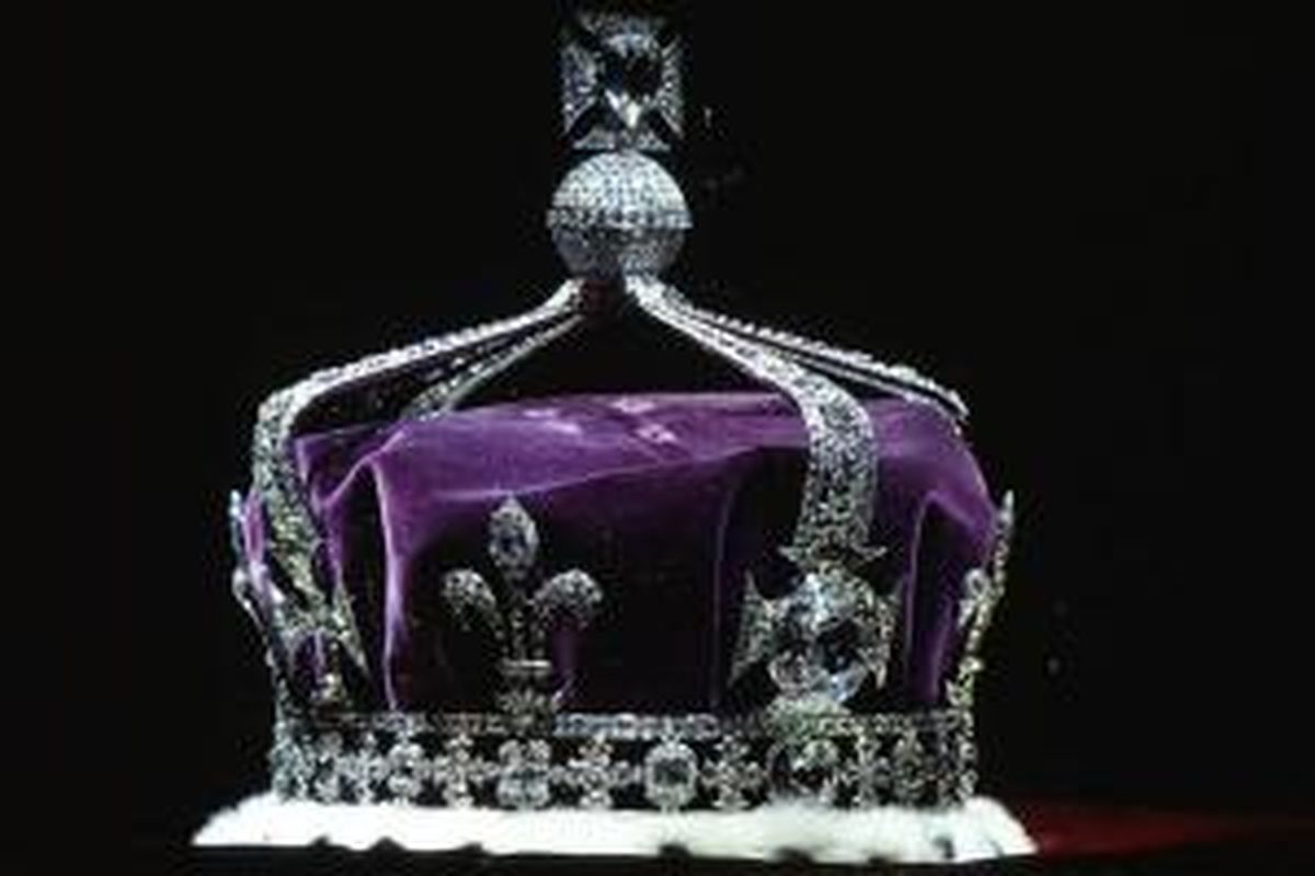 Berlian Koh-i-Noor yang menjadi hiasan utama pada mahkota Ratu Elizabeth II.