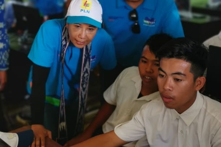 Menteri BUMN RI Rini M Soemarno tengah berinteraksi dengan siswa SMP Satu Atap Pulau Messah, Kec. Komodo, Kab. Manggarai Barat, NTT yang sedang memanfaatkan Pustaka Digital sebagai sarana akses bacaan yang disediakan Telkom sebagai komitmen peran aktif mencerdaskan bangsa.