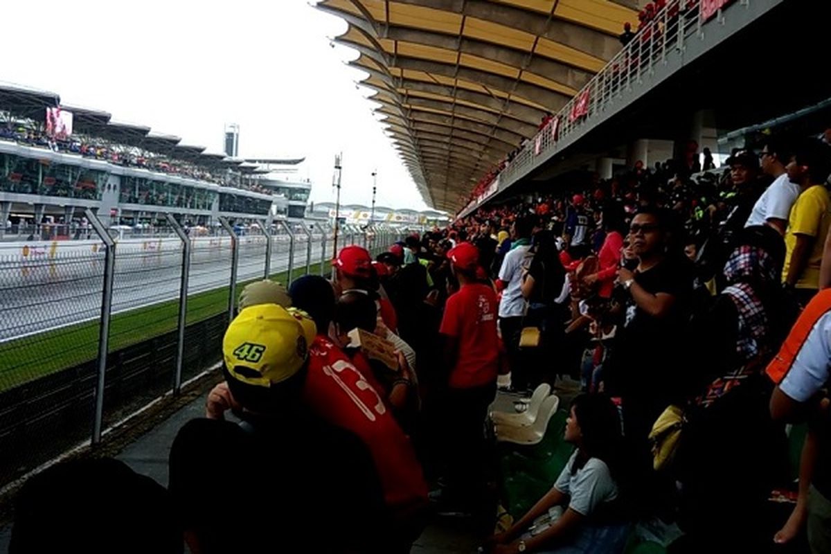Suasana di tribun penonton pada race day MotoGP Sepang, Malaysia, Minggu(29/10/2017)