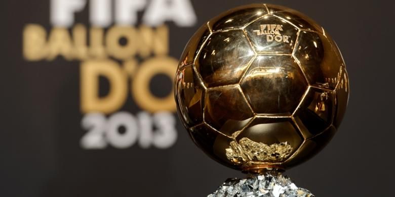 Trofi FIFA Ballon d'Or. Di artikel ini Anda bisa baca daftar nominasi, aturan baru, dan jadwal Ballon d'Or 2022.