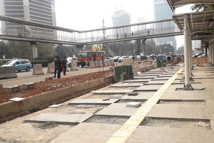 Kondisi pengerjaan di salah satu titik trotoar Sudirman-Thamrin, jumat (13/7/2018)