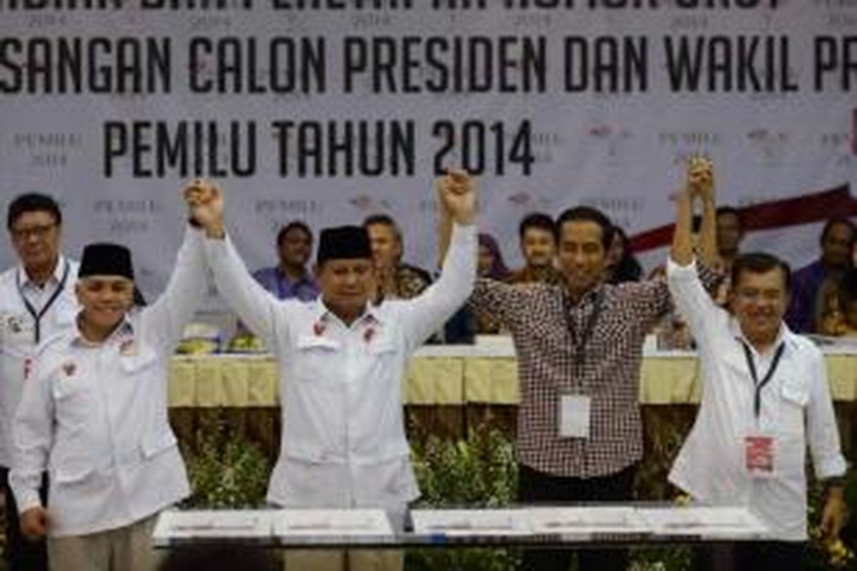 Capres dan cawapres Prabowo Subianto - Hatta Rajasa serta capres dan cawapres Joko Widodo - Jusuf Kalla, saat mengikuti Rapat Pleno Terbuka Pengundian dan Penetapan Nomor Urut serta Capres dan Cawapres Pemilu 2014 di Kantor KPU, Jakarta, 1 Juni 2014.