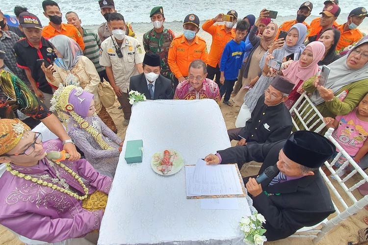 Nikah Massal di Pantai Krakal, Gunungkidul, DI Yogyakarta Rabu (8/6/2022)