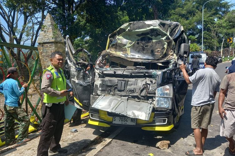 KECELAKAAN: Mikrobus sempat terguling usai menabrak sepeda motor di kawasan Gunung Bromo Kabupaten Probolinggo, Jawa Timur, Sabtu (17/8/2024).