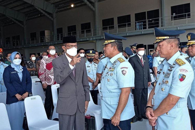 Panglima Komando Operasi Udara II Marsma TNI Widyargo Ikoputra bersama BUpati Magetan Suprawoto, Tim Panitia Penyelidikan Kecelakaan Pesawat Udara (PPKPU) masih melakuan investigasi insiden jatuhnya pesawat Golden Eagle T-50i diterbangkan oleh Lettu Pnb Allan Safitra Indera W.