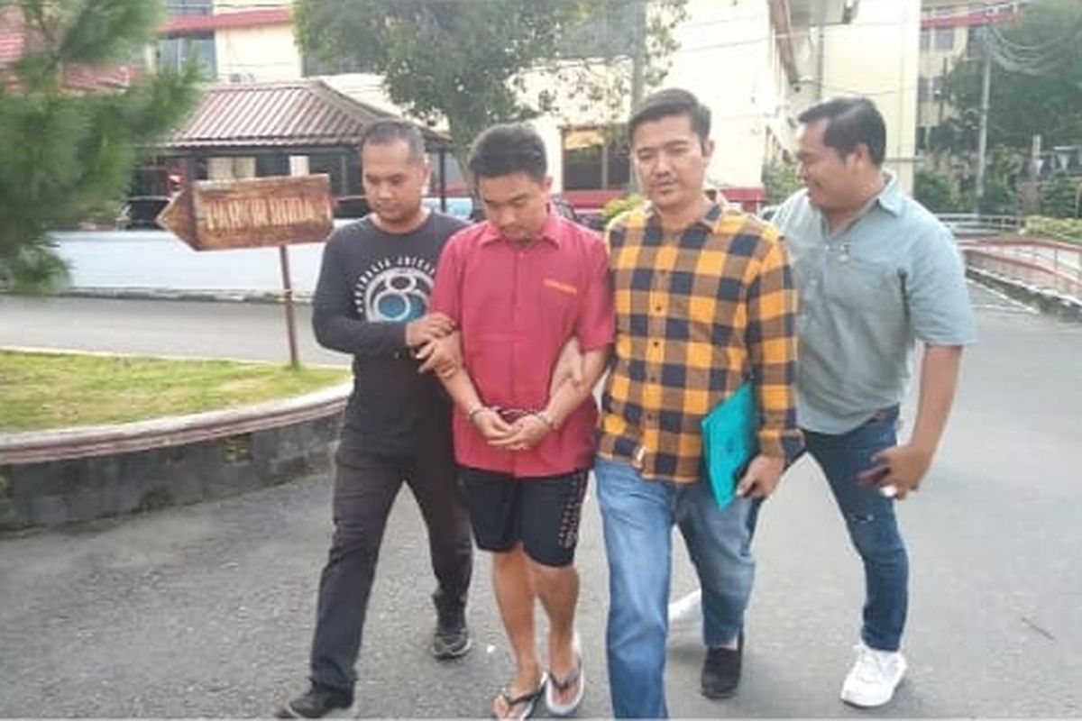 Tersangka Mulyaji  (25) ditangkap dalam kasus dugaan penjualan ginjal ke India. Mulyaji  merupakan penghubung kepada koordinator berinisial EC yang masih dalam pengejaran Mabes Polri, Jumat (8/12/2023).