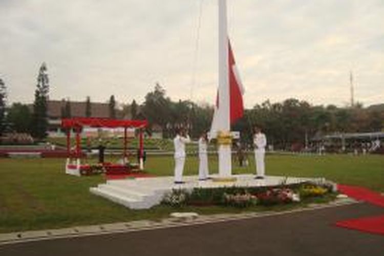 Pengibaran bendera di Lapangan Kampus Institut Pemerintahan Dalam Negeri (IPDN) Jatinangor, Sumedang, Jawa Barat oleh Praja IPDN jelang upacara pelantikan pamong praja muda Angkatan XX. 
