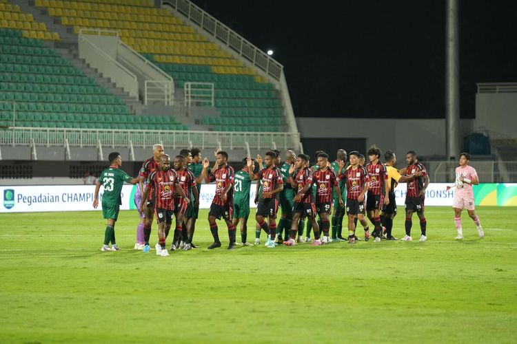 Persipura Jayapura, saat bersalaman dengen Parsipal Palu, usai laga Pengadaian Liga 2 Championship di Stadion BJ Habibie Kota Parepare, Sulawesi Selatan, pada Sabtu 1(13/9/2025).