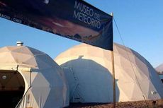 Pasangan Ini Bangun Museum Meteorit di Tengah Gurun Pasir