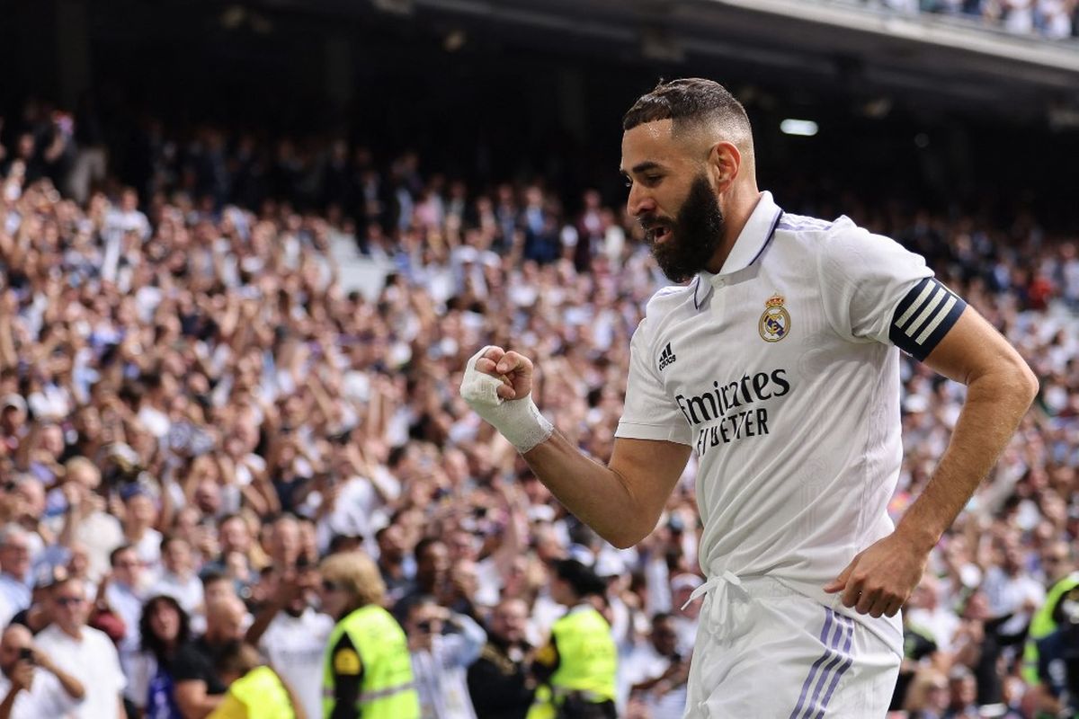 Striker Real Madrid Karim Benzema berselebrasi usai mencetak gol ke gawang Barcelona pada laga pekan kesembilan Liga Spanyol 2022-2023 di Stadion Santiago Bernabeu, Minggu (16/10/2022) malam WIB.
