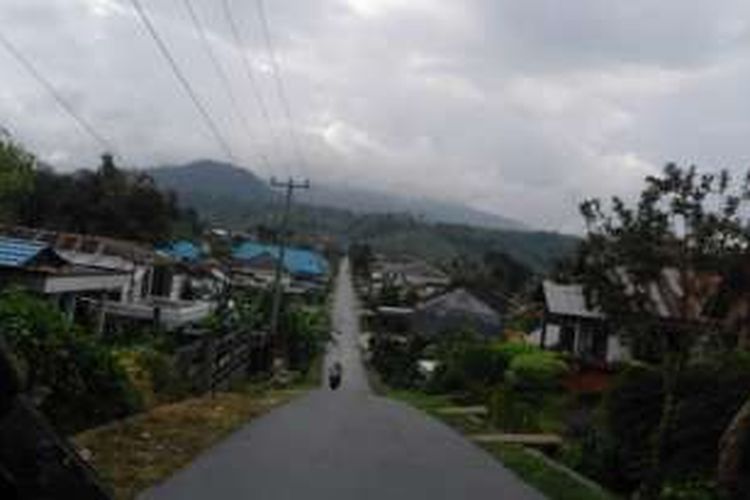 Kondisi jalan menuju Sekolah Polisi Negara, Bukit Kaba, Rejang Lebong, Bengkulu tempat kedua orang tua Yn dan kakaknya tinggal sementara dan belajar bertani sayur