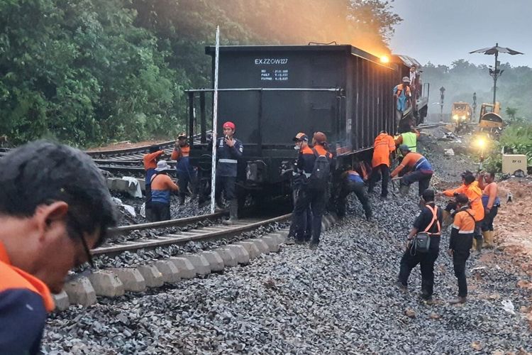 Perbaikan rel yang amblas di perlintasan kereta api Lampung - Sumsel, Senin (1/5/2023).