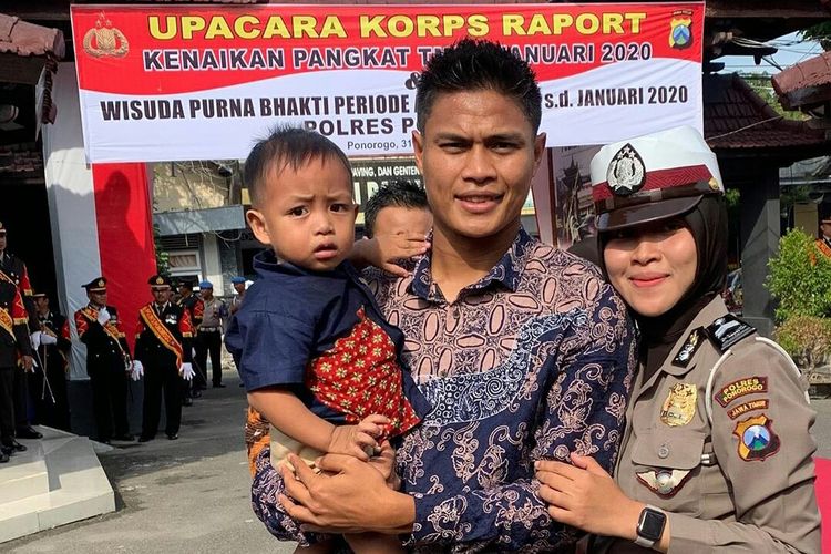 Pemain Madura United Fachrudin Aryanto bersama istri dan anaknya.