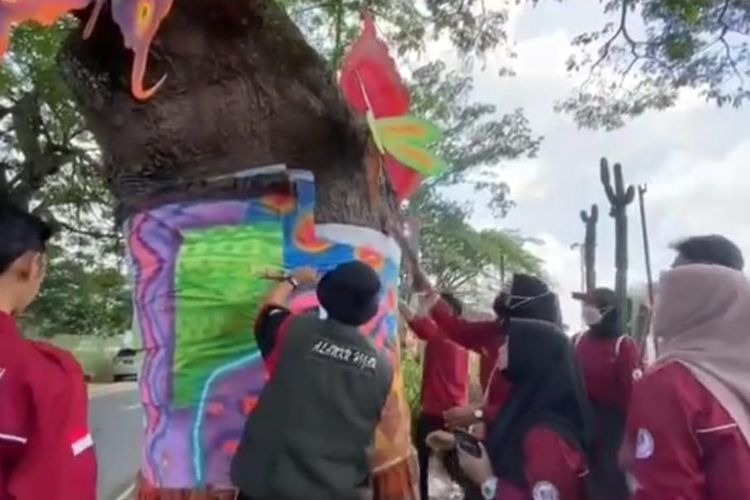 Gerakan Kesadaran Alamku Hijau menemukan adanya beberapa pohon yang rusak akibat kegiatan perlombaan dekorasi pohon atau Batu Art Festival. 