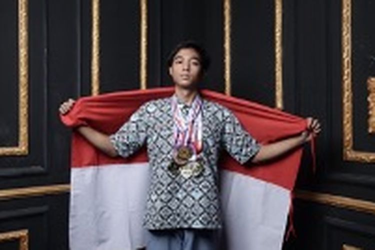 Siswa SMAN 2 Depok, Muhammad Suraz Harfansyah meraih lima medali emas dan satu medali perunggu di ajang Grand Final Olimpiade Tingkat Nasional (27/8/2023).