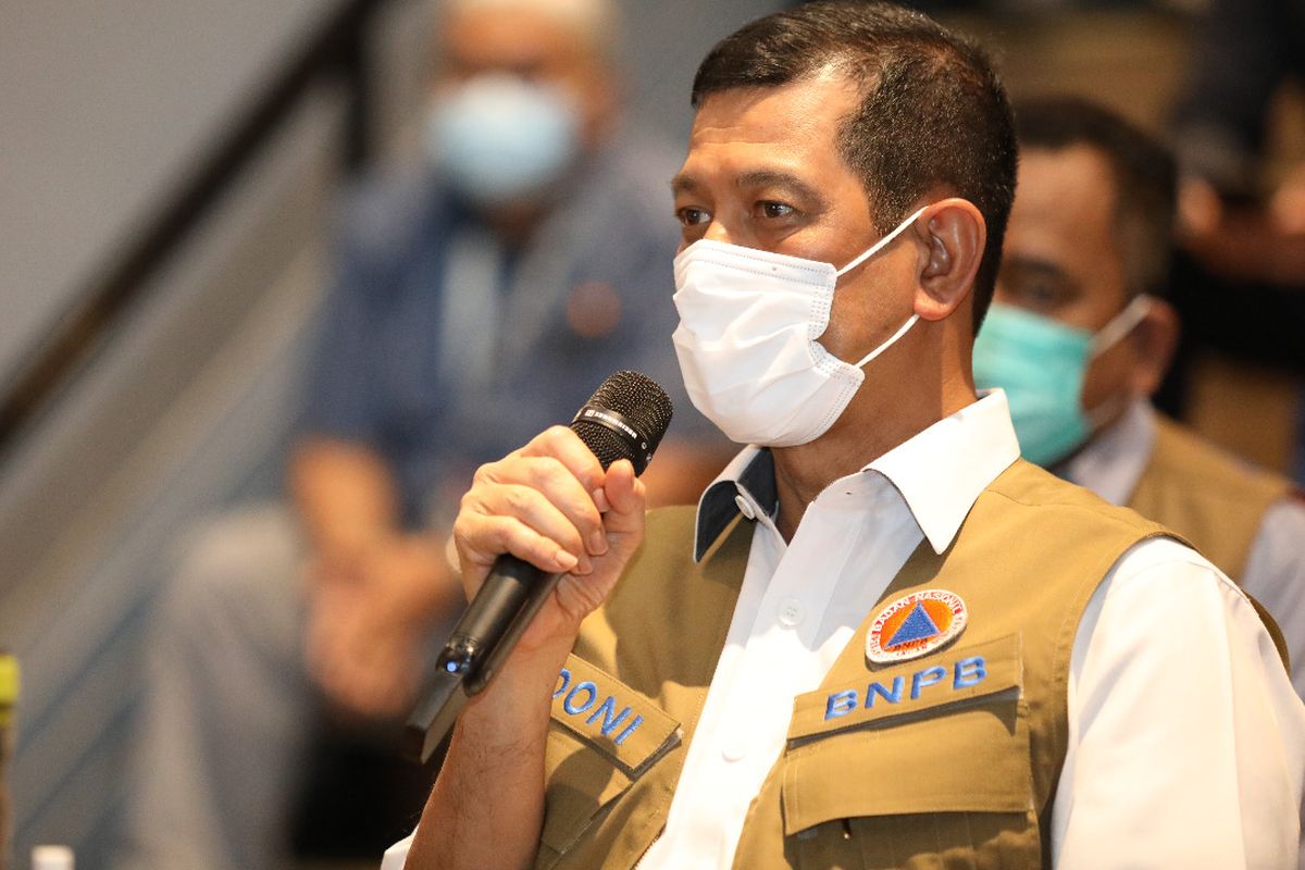 Covid-19 Task Force chief Doni Monardo delivers a briefing at Soekarno-Hatta International Airport in Tangerang, Banten on Tuesday (29/12/2020)