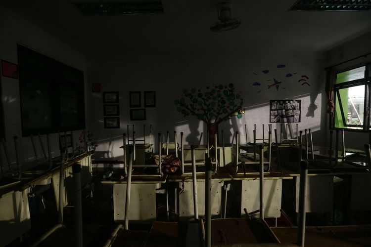 Ruang sekolah Madrasah Tsanawiyah (MTs) Negeri 19, Jalan Pinang Kalijati, Pondok Labu, Cilandak, Jakarta Selatan, Kamis (6/10/2022) malam. Tembok pembatas di sekolah ini roboh mengakibatkan 3 orang siswa meninggal dunia dan 3 orang luka-luka.