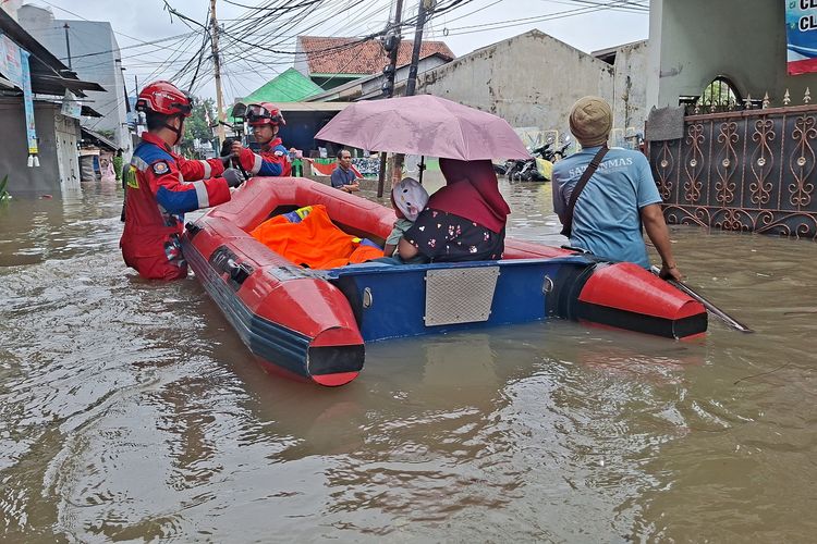 Petugas Suku Dinas Penanggulangan Kebakaran dan Penyelamatan (Gulkarmat) mengevakuasi balita, lansia, hingga ibu hamil di permukiman warga Duri Kosambi, Cengkareng, Jakarta Barat, Jumat (23/1/2026)