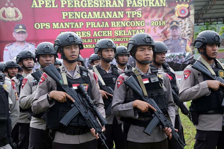 Personel kepolisian mengikuti apel pergeseran pasukan pengamanan TPS untuk Pilkada Bupati dan Wakil Bupati Aceh Selatan di Tapaktuan, Aceh Selatan, Senin (25/6/2018). Sebanyak 900 personel polri dibantu TNI dikerahkan untuk mengamankan 391 TPS yang tersebar di 260 desa pada Pilkada Serentak 2018.