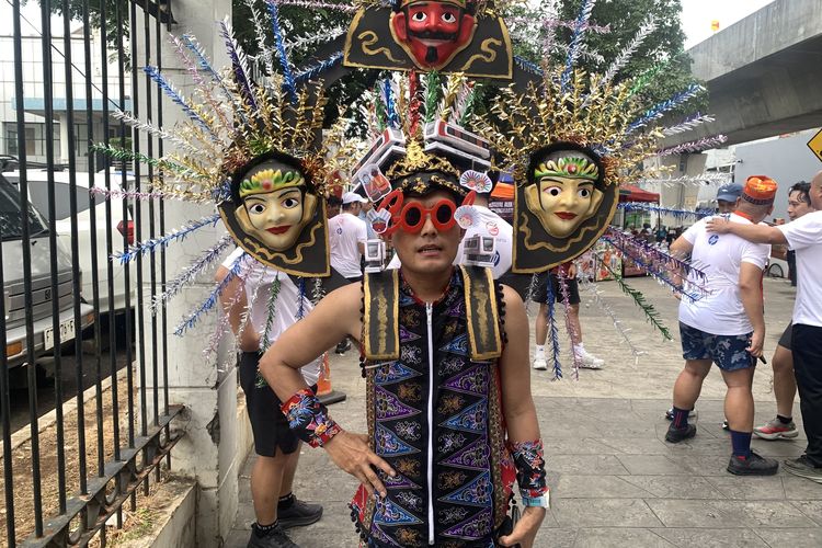 Bak Karnaval, Pria ini Lari Pakai Kostum Gaya Betawi yang Dijahit Sendiri
