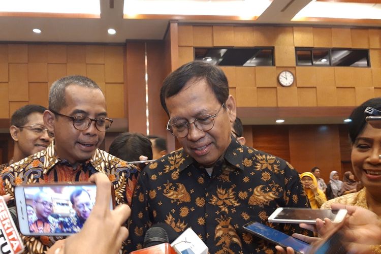 Direktur Jenderal (Dirjen) Pajak Suryo Utomo (kiri) dan eks Dirjen Pajak Robert Pakpahan di Jakarta, Jumat (1/11/2019).
