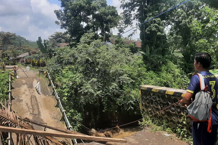 Sudah lima hari jembatan penghubung antara Desa Tegalharjo dan Karangharjo di Kecamatan Glenmore, Banyuwangi, putus.