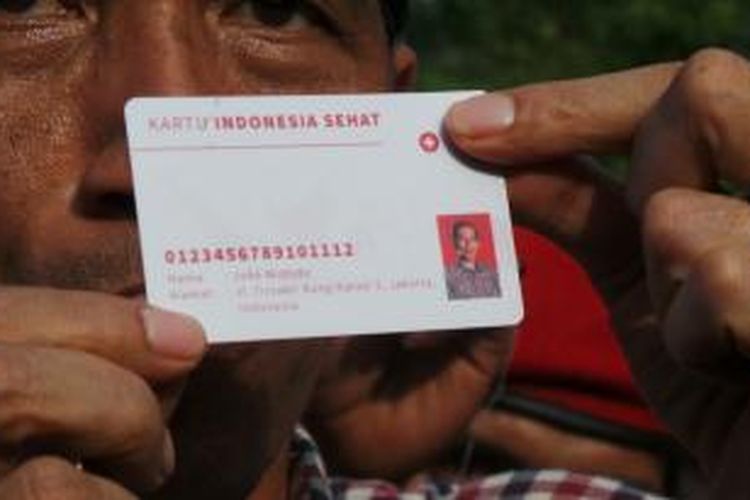 Joko Widodo menunjukkan kartu Indonesia sehat saat kampanye Pilpres 2014