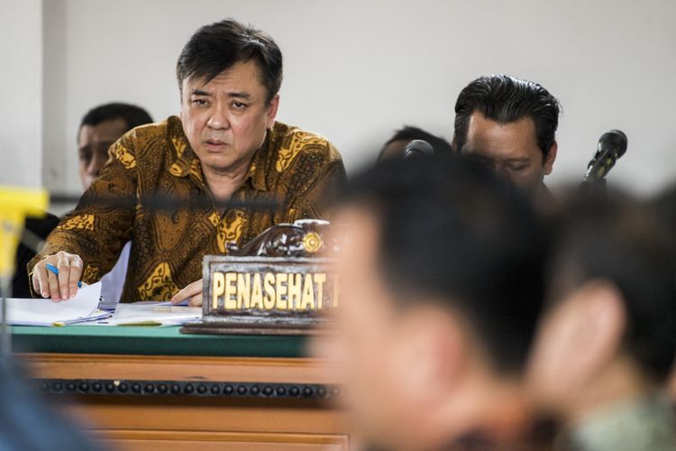 Terdakwa kasus dugaan suap perizinan Proyek Meikarta Billy Sindoro (kedua kiri) mendengarkan keterangan saksi saat sidang kasus suap proyek Meikarta di Pengadilan Negeri Klas 1A Khusus Bandung, Jawa Barat, Senin (28/1/2019). Sekda Provinsi Jawa Barat Iwa Karniwa dimintai keterangan sebagai saksi terkait proyek Meikarta untuk terdakwa Billy Sindoro. ANTARA FOTO/M Agung Rajasa/ama.