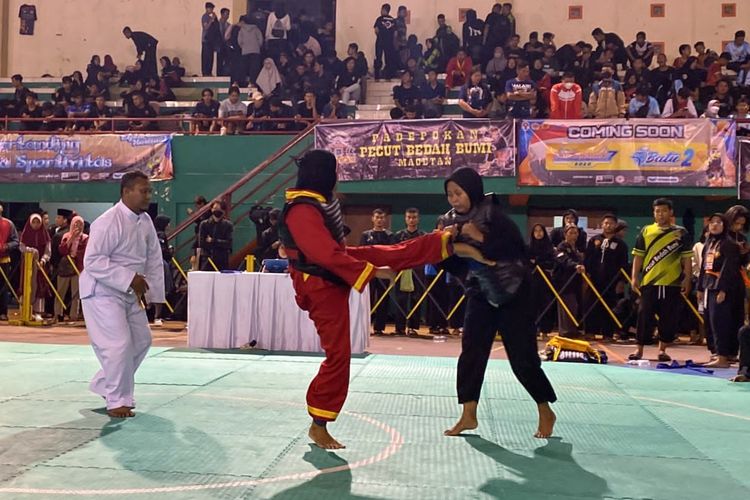 Ketatnya pertandingan atlet dalam gelaran Kejuaraan Kabupaten (Kejurkab) Pencak Silat Purbalingga, Jawa Tengah tahun 2023.