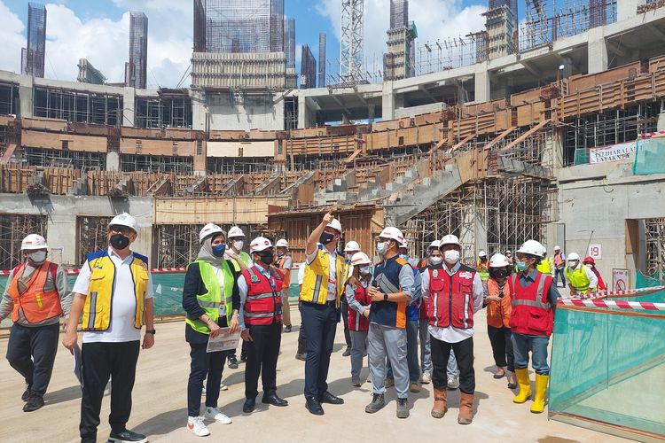 Sekretaris Jenderal FIBA, Andreas Zagklis (tengah), saat memantau lokasi pembangunan Indonesia Arena di komplek Gelora Bung Karno, Senayan, Jakarta, Kamis (14/7/2022). Indonesia Arena akan menjadi venue FIBA World Cup 2023. 