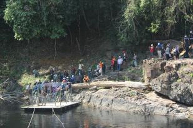 Para peserta Terengganu International Squid Jigging Festival 2014 ketika ingin menyebrang sungai dengan perahu getek besi yang merupakan bagian dari perjalanan ke Santuari Kelah, Sungai Petang, Terengganu. 