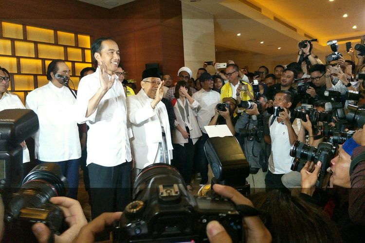 Pasangan Joko Widodo - Maruf Amin memberikan keterangan persn usai memantau hasil hitung cepat di Djakarta Theater, Sarinah, Jakarta