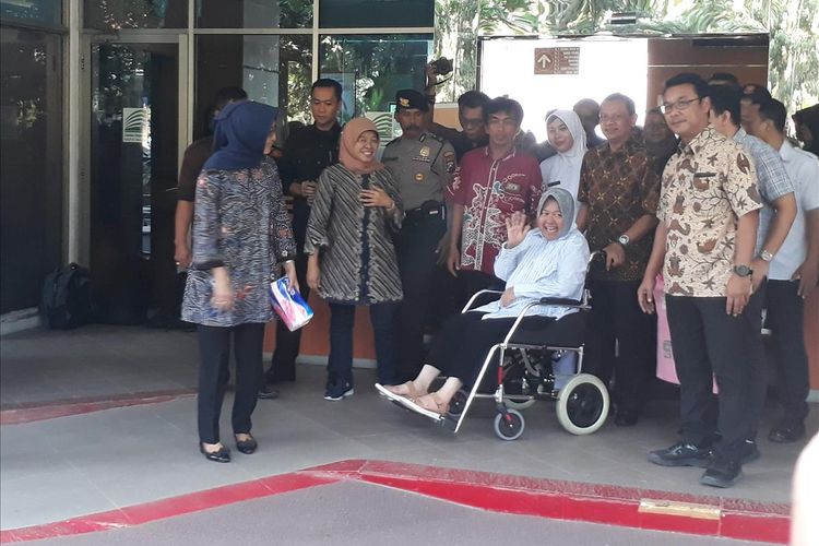 Wali Kota Surabaya Tri Rismaharini keluar dari gedung Graha Amerta RSUD Dr Soetomo, Surabaya, Jawa Timur, didampingi keluarga dan pejabat Pemkot Surabaya, Rabu (3/7/2019). Kondisi kesehatan Risma telah membaik dan sudah diperbolehkan pulang.