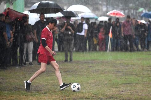Momen Jokowi Hujan-hujanan Main Bola, Sambut Timnas Lolos Babak 16 Besar Piala Asia