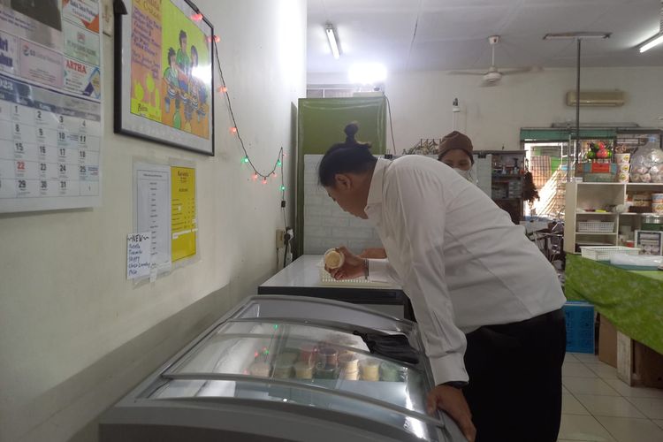 Salah satu pembeli Ice Cream Karimata sedang memilih es krim, Senin (8/5/2023).