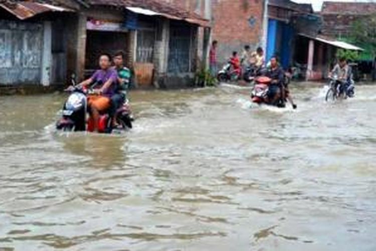 Banjir yang merendam Kudus sejak 19 Januari 2014, membuat Basarnas mengeluarkan status darurat pada 21 Januari karena ketinggian banjir mencapai 2 meter merendam rumah warga. 