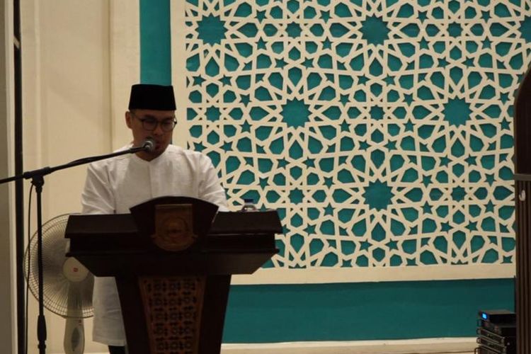 Wakil Wali Kota Tangerang Selatan (Tangsel) Pilar Saga Ichsan saat memberikan sambutan usai pelaksanaan shalat ied Idul Adha di Gedung Islamic Center Baiturrahmi, Tangsel, Banten, Kamis (29/6/2023).