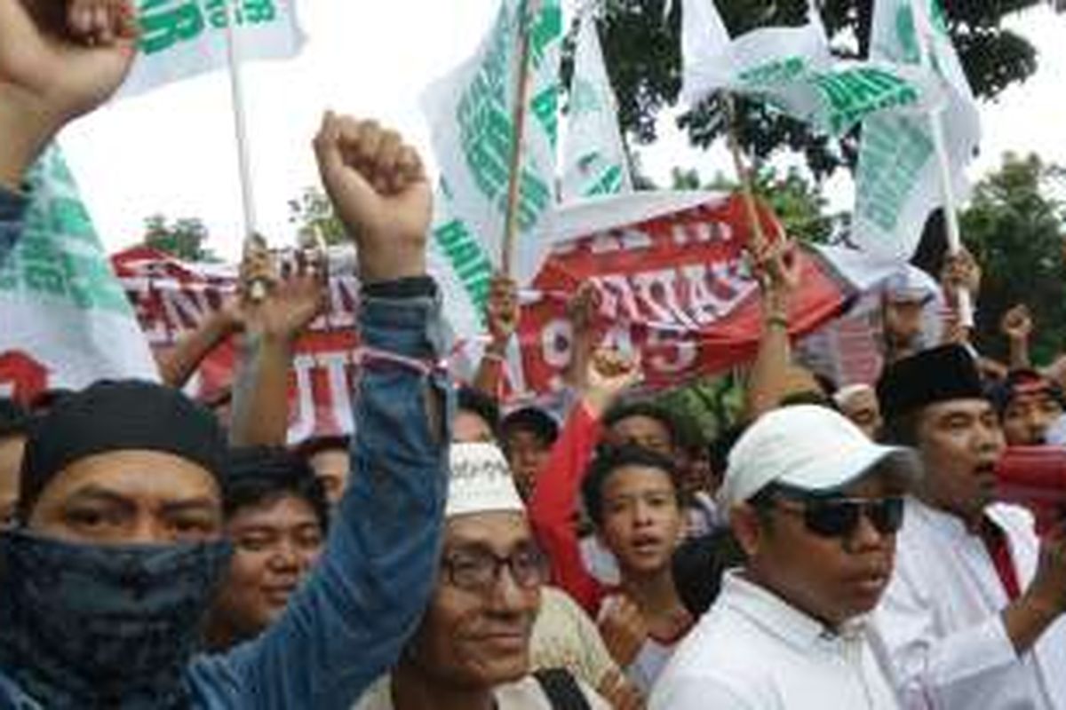 Warga Luar Batang melakukan aksi unjuk rasa di depan Balai Kota DKI Jakarta, Jalan Medan Merdeka Selatan, Selasa (3/5/2016). 