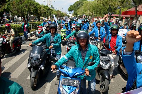 Tolak Kenaikan Harga BBM, Mahasiswa Dorong Sepeda Motor dan Segel Kantor Pertamina