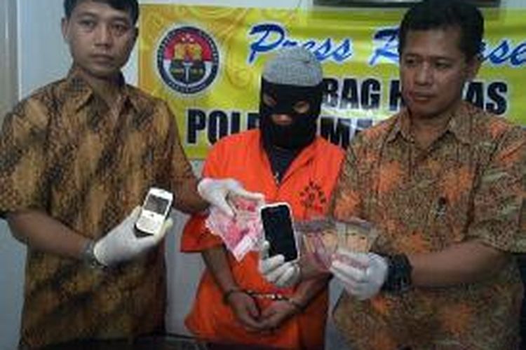 MZ (30), tersangka judi bola piala dunia (tengah), berhasil dibekuk polisi Mapolresta Malang, Jumat (20/6/2014).