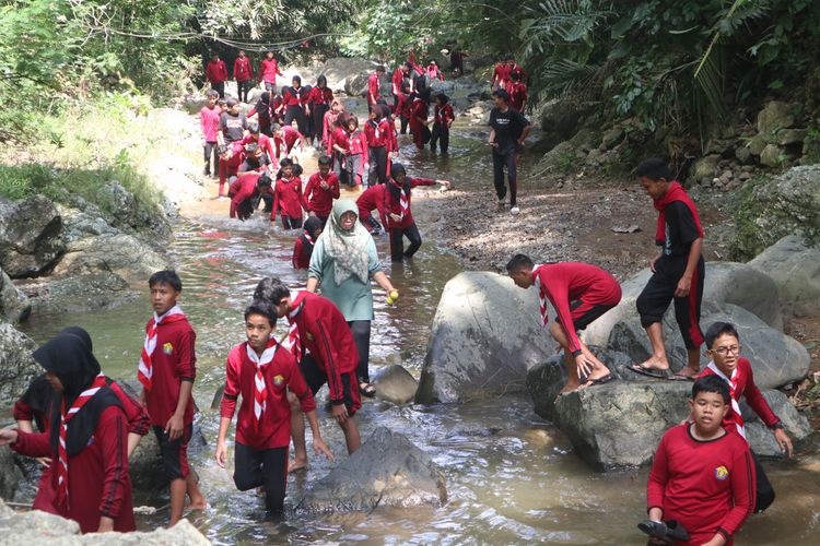 Pelajar salah satu SMP di Kulon Progo menikmati susur Sungai Plaosan di Kampung Wisata Segajih Live In di Kalurahan Hargotirto, Kapanewon Kokap, Kulon Progo, Daerah Istimewa Yogyakarta. Kegiatan yang membuat anak-anak sekolah tidak pernah lupa ke tempat ini.