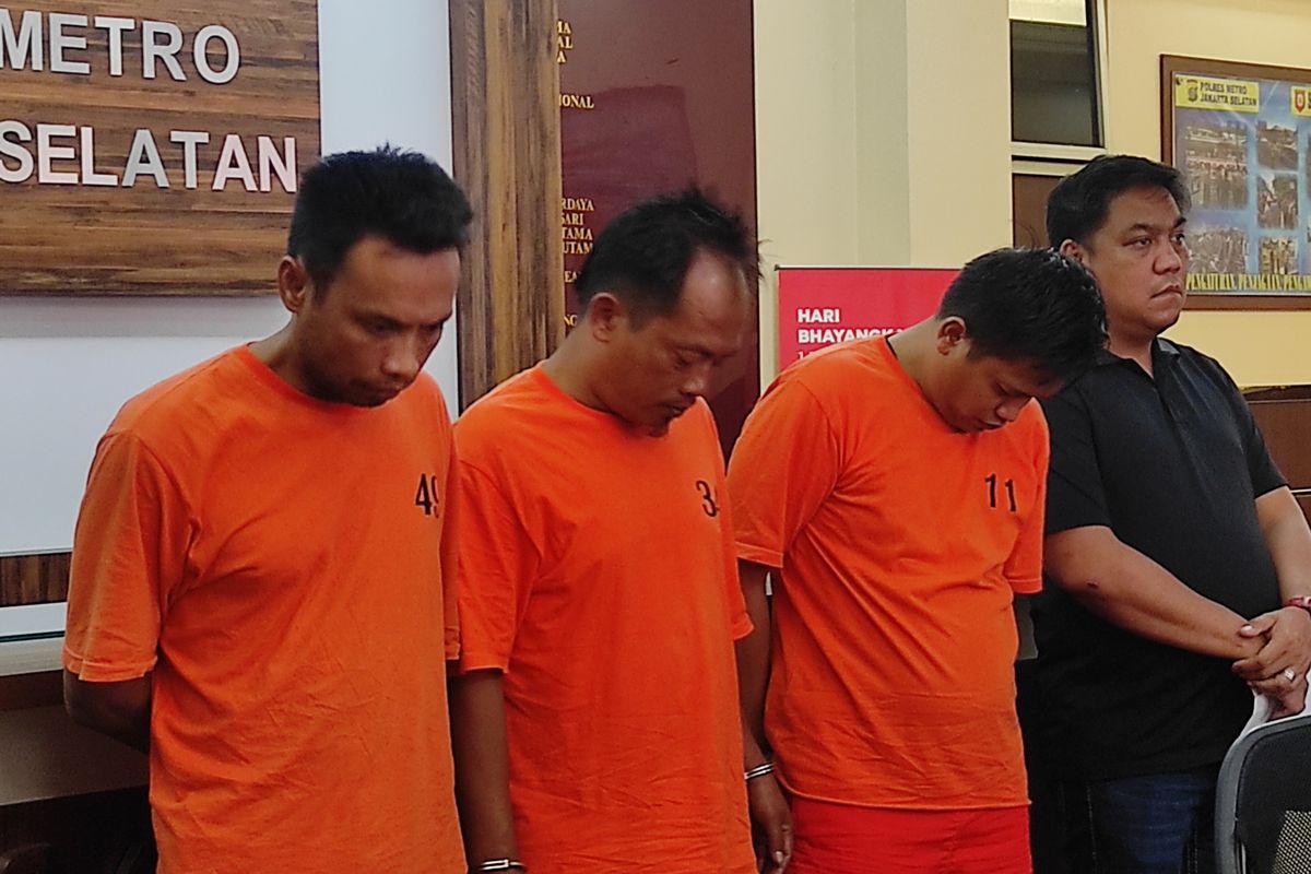 Dua penadah berinisial M dan JP serta pelaku berinisial LY saat ditunjukkan di lobi Mapolres Metro Jakarta Selatan, Jumat (8/9/2023). 